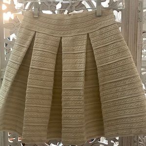 Pleated detailed high waisted mini skirt. Size S.